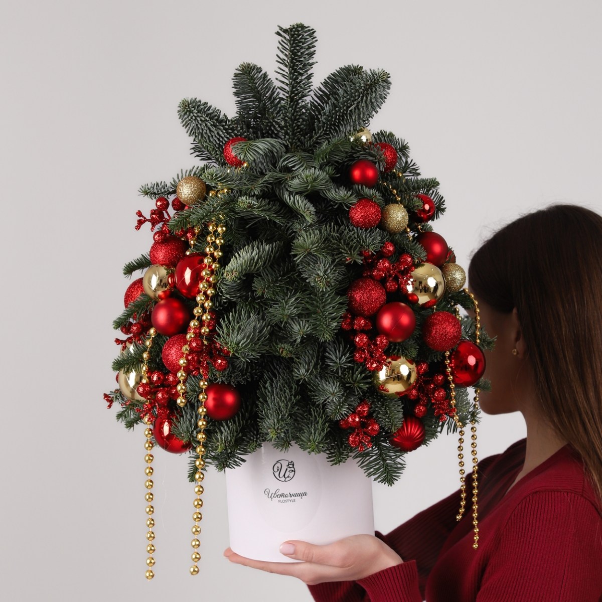 Елка из нобилиса с елочными игрушками